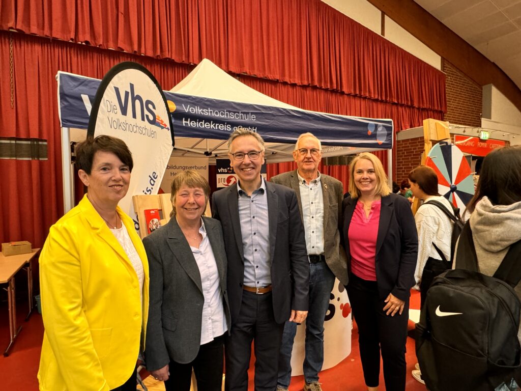 v.l.: Karin Fedderke, SPD Kreistagsabgeordnete Claudia Schiegeries, stv. Landrätin und SPD Kreistagsabgeordnete Jens Grote, Landrat Werner Friedrichsen, UBL Kreistagsabgeordneter Dr. Katharia Rogge-Balke, Geschäftsführerin VHS Heidekreis v.l.:
Karin Fedderke, SPD Kreistagsabgeordnete
Claudia Schiegeries, stv. Landrätin und SPD Kreistagsabgeordnete
Jens Grote, Landrat
Werner Friedrichsen, UBL Kreistagsabgeordneter
Dr. Katharia Rogge-Balke, Geschäftsführerin VHS Heidekreis